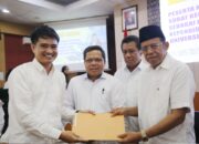 Rektor UNP Ganefri Serahkan SK Secara Langsung Kepada 92 Pegawai PPPK