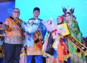 Selamat Pj Wako Andree Algamar dan Istri Terima Anugerah Ayah Bunda GenRe Sumbar Kategori Pengayom