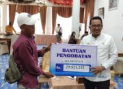 Bupati Berikan Bantuan Berobat Gratis Pada 59 Masyarakat Tanah Datar