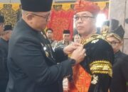 Wakil Direktur I bidang Akademik Sekolah Pascasarjana UNP Terima PIN Emas Dari PJ Walikota Padang