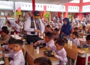 500 Porsi Makanan Sehat Bergizi dibagikan Kepada Siswa SDN 02 Lubuk Buaya