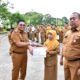 Pj Sekda Serahkan Penghargaan Employee of The 2nd Semester 2024 bagi ASN Pemko Padang