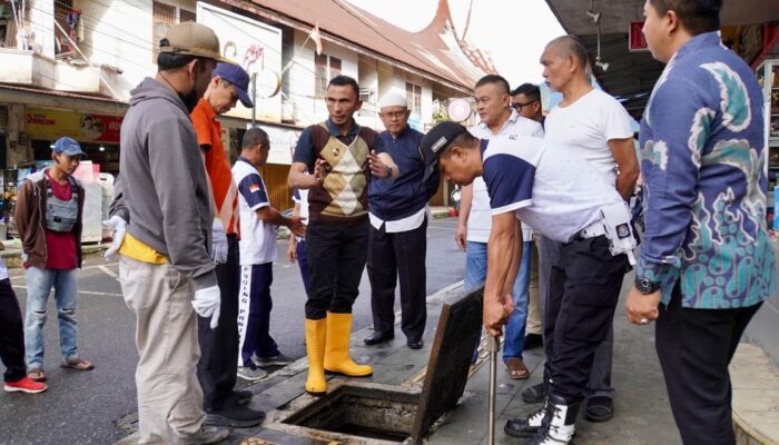Wawako Allex Saputra Pimpin Aksi Normalisasi Drainase di Kawasan Pasar Pusat