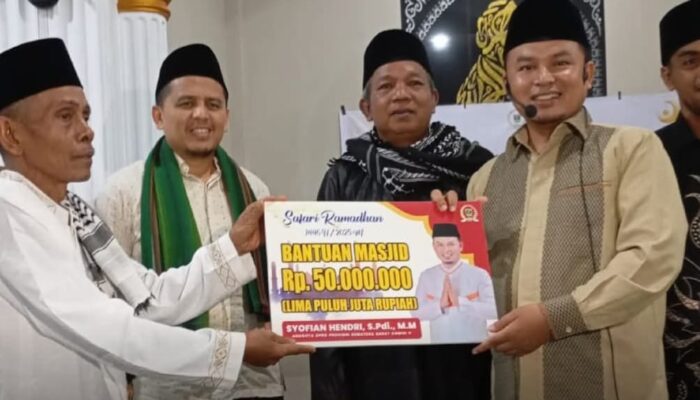 Safari Ramadhan di Kamang Baru, Anggota Komisi V DPRD Sumbar, Syofyan Hendri Serahkan Bantuan Rp 50 juta