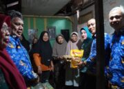 Ketua TP-PKK Serahkan Bantuan kepada Tujuh Lansia di Berbagai Kelurahan