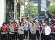 POLDA SUMBAR BERTINDAK TEGAS NAMUN HUMANIS DALAM PEMBUBARAN AKSI DI POLDA SUMBAR
