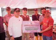 Bupati Jon Firman Pandu Peduli Serahkan Bantuan Kepada Korban Kebakaran di Solok
