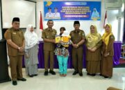 Cegah Stunting, Wawako Allex Saputra Serahkan Susu PKMK untuk 32 Balita