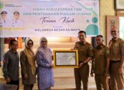 Pemko Serahkan Penghargaan kepada Keluarga A.A Navis dan Hibah Buku untuk TBM dan Perpustakan Masjid