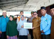 Korban Angin Puting Beliung Terima Bantuan