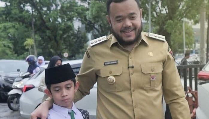 Setelah Libur Panjang Fadly Amran Walikota Padang Antarkan Anak ke Sekolah