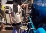Hingga Larut Malam Petugas Perumda Air Minum Kota Padang Salurkan Air Bersih Kepada Warga