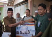 Wakil Walikota Padang Serahkan Bantuan Kepada Korban Kebakaran di Parak Gadang
