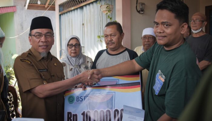 Wakil Walikota Padang Serahkan Bantuan Kepada Korban Kebakaran di Parak Gadang