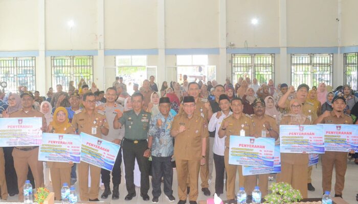 Wakil Walikota Padang Salurkan Dana Triwulan II Tahun 2025 Kepada Ketua RT/RW Se- Kecamatan Padang Selatan