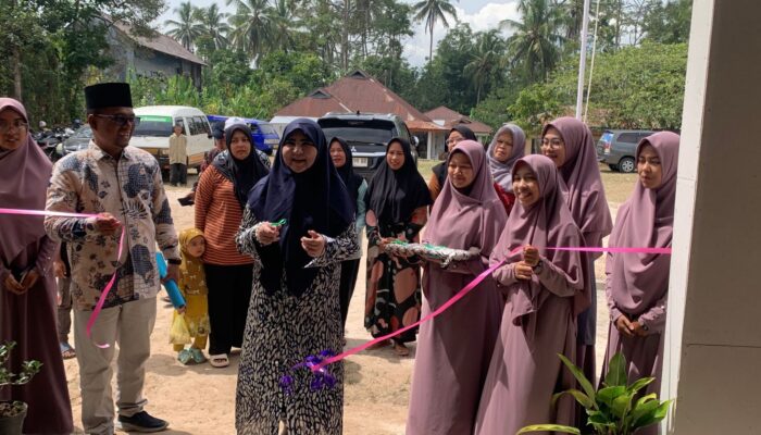 Seminar Parenting dan Peresmian Gedung Baru SD, Nevi Zuairina Sampaikan Pentingnya Peran Keluarga dalam Mendidik Anak Zaman Now