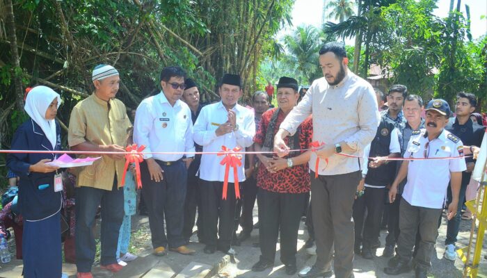 Fadly Amran Resmikan Jembatan Penghubung RW 7 dan RW 8 di Pasa Lalang