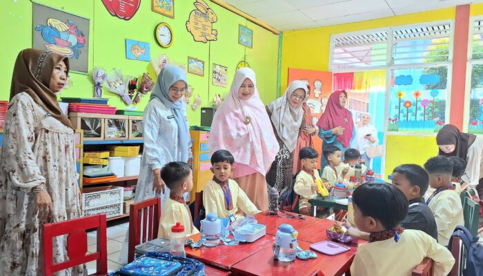 Wakil Ketua Yayasan Pertiwi Kota Padang Tinjau MPLS di TK Pertiwi 1