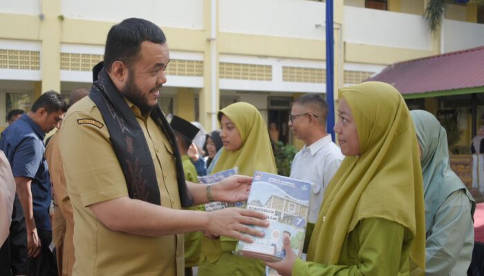 Wali Kota Padang Fadly Amran Serahkan Langsung LKS Gratis Kepada Siswa SMPN 25 Padang