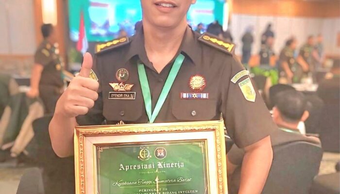 Asisten Intelijen Kejati Sumbar Dr. Efendri Eka Saputra Terima Penghargaan
