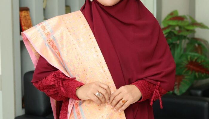 Dilantik, Prof. Dr. Ike Revita Sah Jadi Dekan FIB Unand