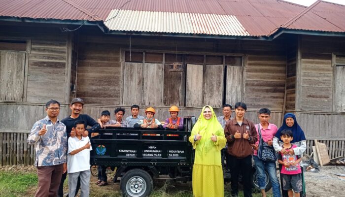 Nevi Zuairina Serahkan Bantuan Bentor untuk Pengelolaan Sampah di Agam