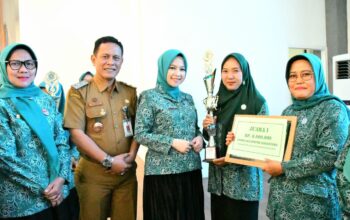 Ny. Dian Puspita Fadly Amran Serahkan Hadiah Pemenang  Lomba Gerakan PKK dan Kelompok Dasawisma Berprestasi Tingkat Kota Padang Tahun 2025