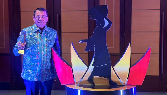 Selamat Prof. H. Ganefri Terima Penghargaan Minang Awards Kategori Tokoh Inspiratif Bidang Pendidikan