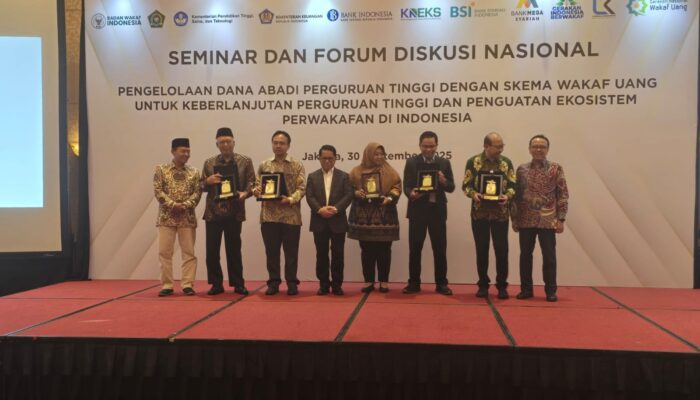 Rektor UNP, Krismadinata Terima Penghargaan Perwakafan Nasional Melalui CWLS