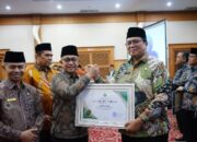 Wabup Ahmad Fadly Terima Piagam Penghargaan