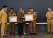 Rakor SPM Di Sumatera Barat, Bupati Eka Putra Terima Sertifikat WBTbI