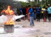 Tingkatkan Kesiapsiagaan, Damkar Tanah Datar Gelar Pelatihan Pemadaman Kebakaran