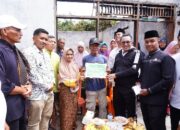 Bupati Tanah Datar Serahkan Bantuan Korban Kebakaran