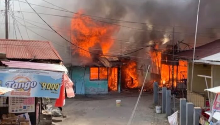 Malang Sekejap Mata Jago Merah Lalap 14 Unit Rumah di Padang