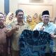 Peduli Dunia Pendidikan, Ketua DPRD Sumbar Serahkan Baju Batik untuk Guru SMA 10 Padang