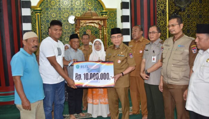 Pemko Bersama BAZNAS Kota Padang Salurkan Bantuan Kepada Korban Kebakaran di Pemancungan