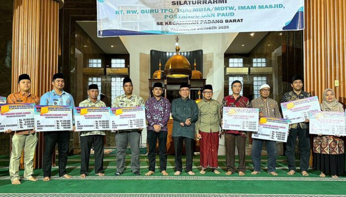 Wakil Walikota Padang Serahkan Simbolis Dana Operasional Triwulan III Tahun 2025 do Kecamatan Padang Barat