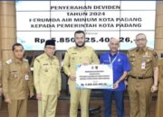 Dirut Perumda AM Kota Padang Hendra Pebrizal Serahkan PAD 5,8 M Kepada Pemko Padang