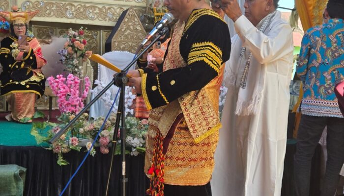 Dekan FBS UNP Prof. Dr. Ermanto, M. Hum Dilewakan Oleh KAN Sebagai Datuak Rajo Malenggang