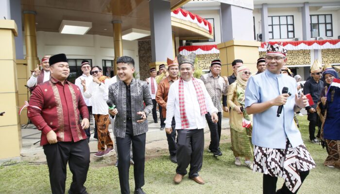 Rektor UNP Krismadinata Ucapkan Selamat Datang Kepada Mahasiswa Baru Pada Acara Pentas Seni UNP