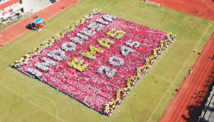 Meriahkan HUT RI ke-80, 8.000 Mahasiswa Baru UNP Mengisi Formasi Kreasi Papermob UNP 2025