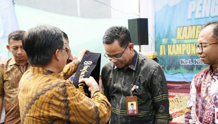 Rektor UNP Krismadinata, Ph.D Dinobatkan Sebagai Orang Tua Asuh Kampung KB di Kelurahan Koto Baru