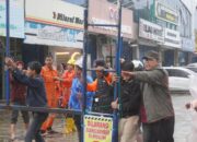 Cuaca Ekstrem, Wako Hendri Arnis Turun ke Lapangan Amankan Reklame Hampir Roboh