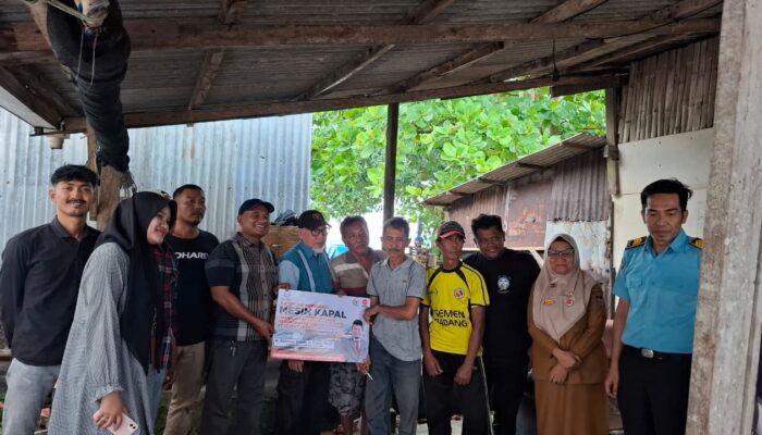 Rahmat Saleh Serahkan 6 Unit Mesin Tempel Kepada Kelompok Nelayan Patenggangan Indah