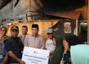 Wakil Walikota Serahkan Bantuan Kepada Warga Terdampak Pohon Tumbang