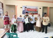 Rahmat Saleh Serahkan Ratusan Bibit Durian Unggul Kepada Kelompok Tani di Limau Manis