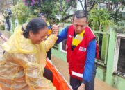 Hadang Derasnya Banjir, Relawan PMI Evakuasi Warga yang Terjebak Di Rumahnya
