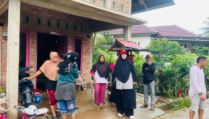 Anggota DPRD Sri Kumala Dewi Salurkan Bantuan untuk Korban Banjir Bandang di Batang Kapas