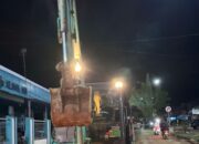 Sigap Bencana Pemko Padang Siapkan Alat Berat Dari Dinas PU Kota Padang Bersihkan Lumpur Dijalan Pasar Baru