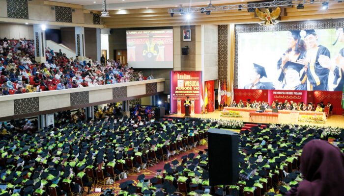 Gelar Wisuda ke-140, Direktur Kelembagaan Ditjen Dikti Titip Empat Bekal untuk Lulusan UNP